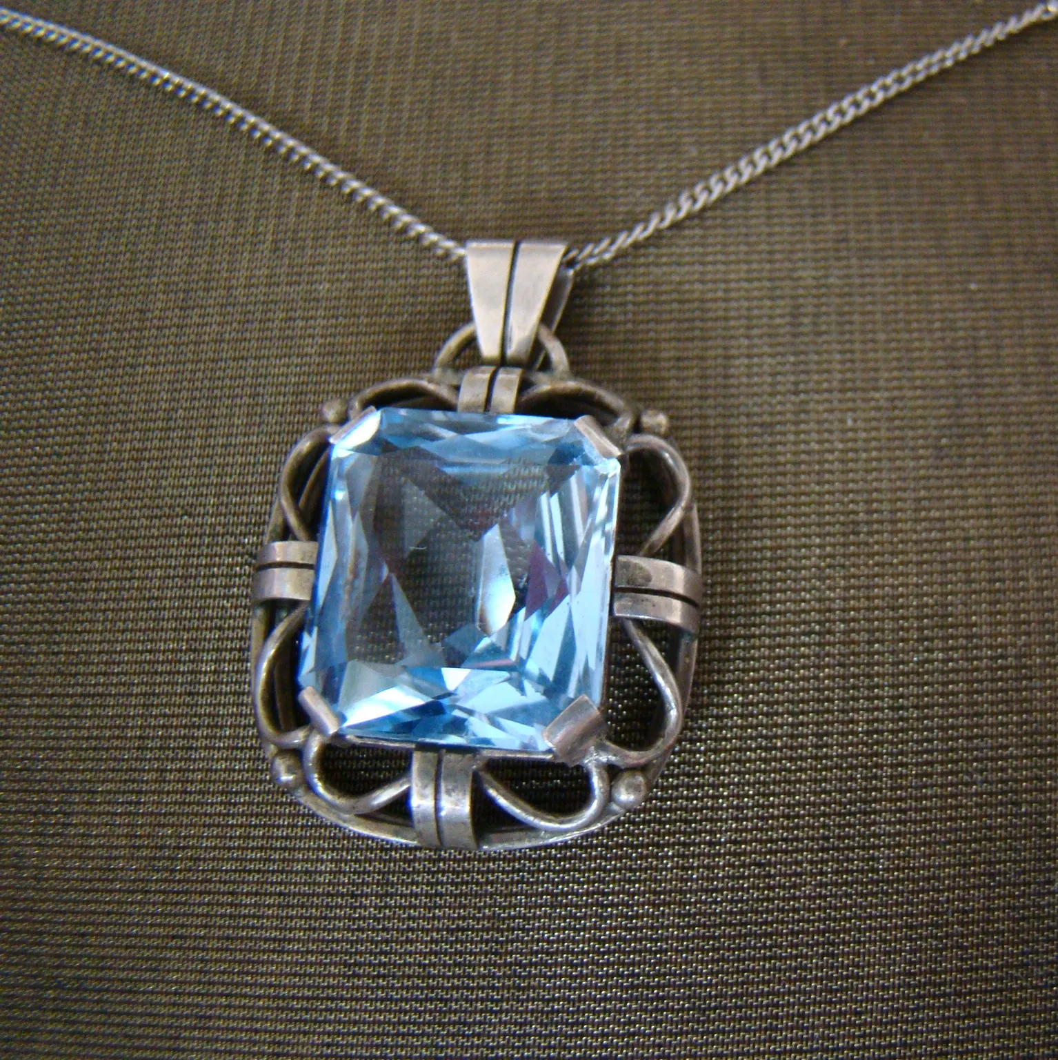 zilveren set van ketting, hanger en ring met blauwe topaas