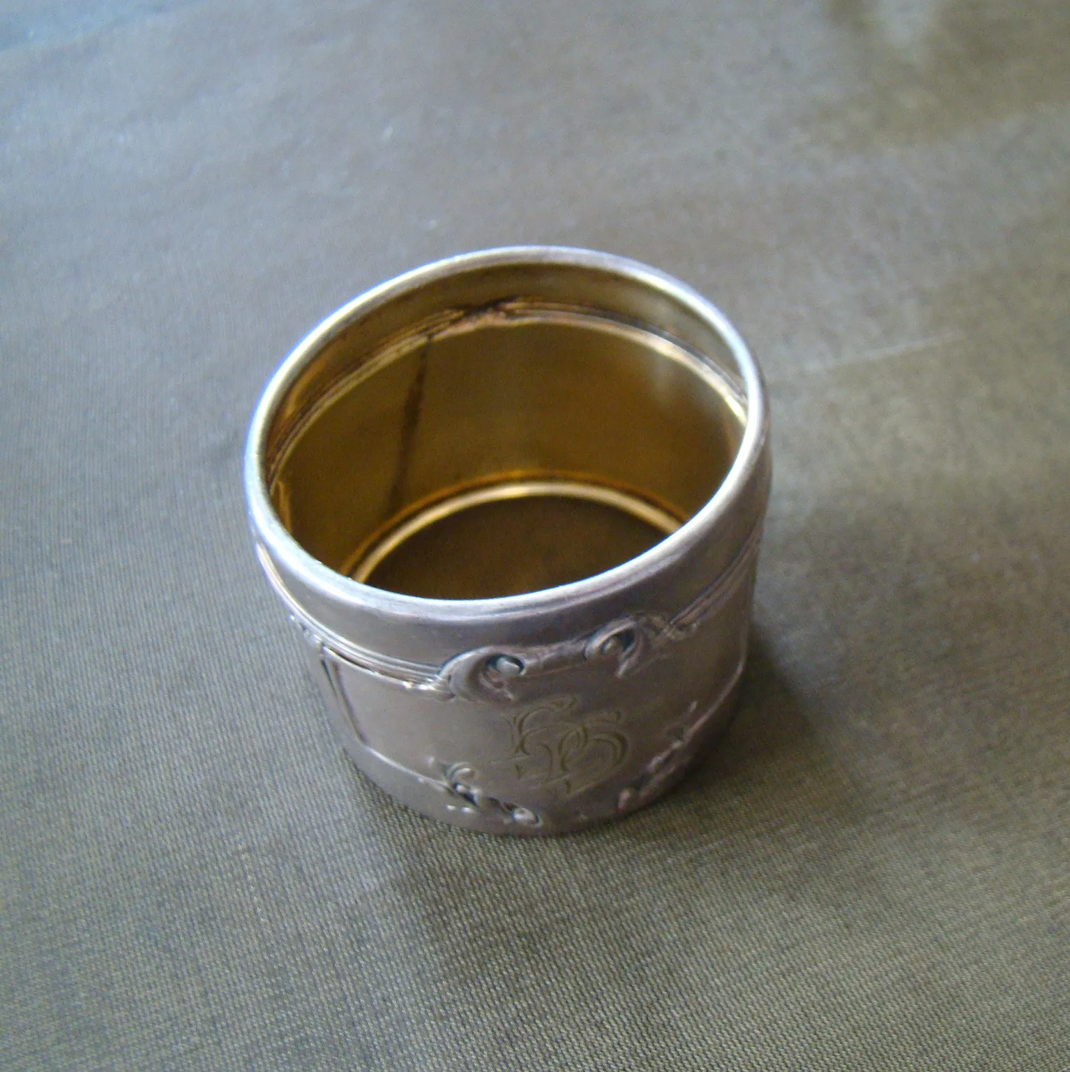 brede alpacca / verzilverde servetring floraal versierd