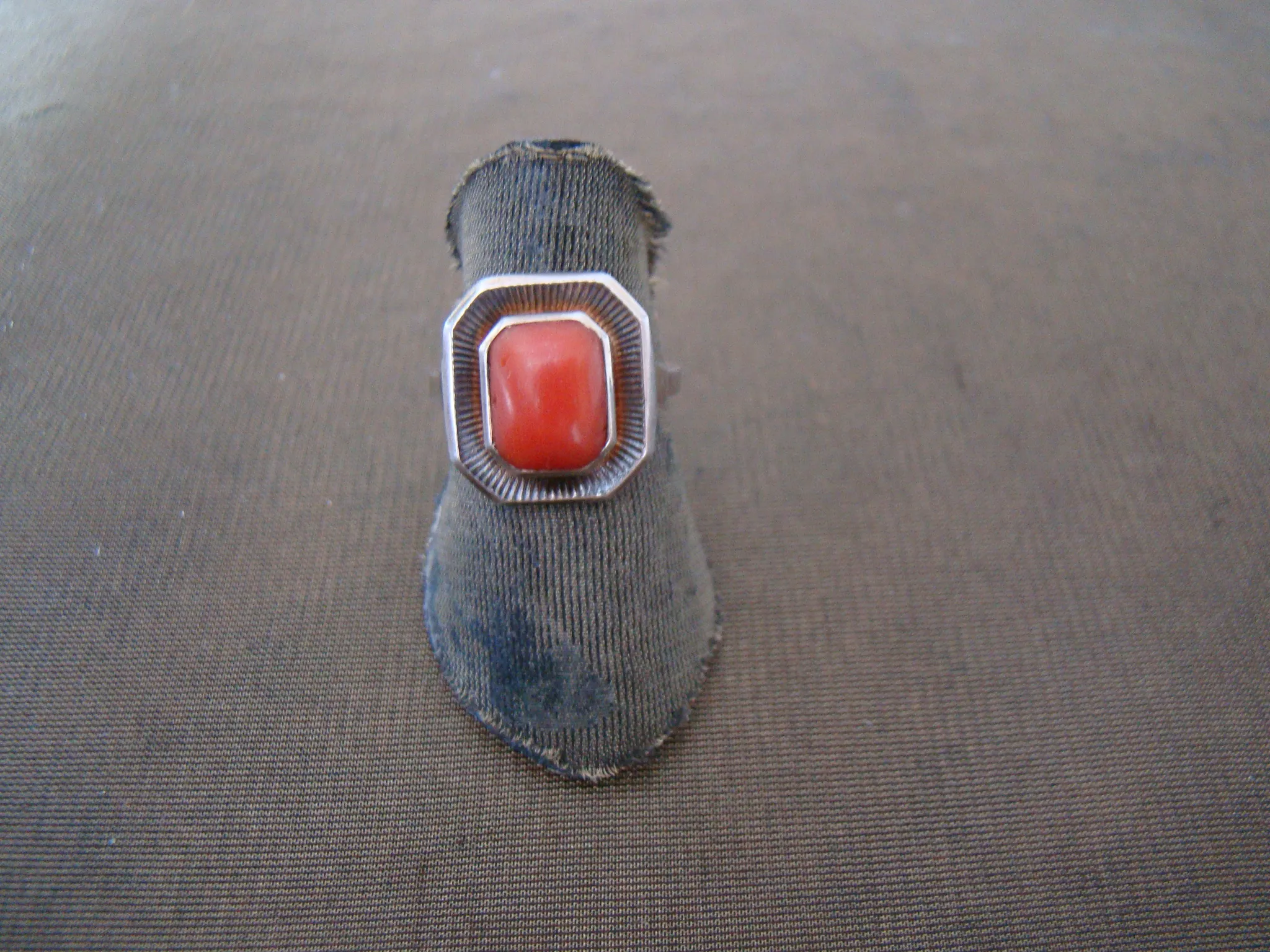 zilveren ring met achthoekige bloedkoraal