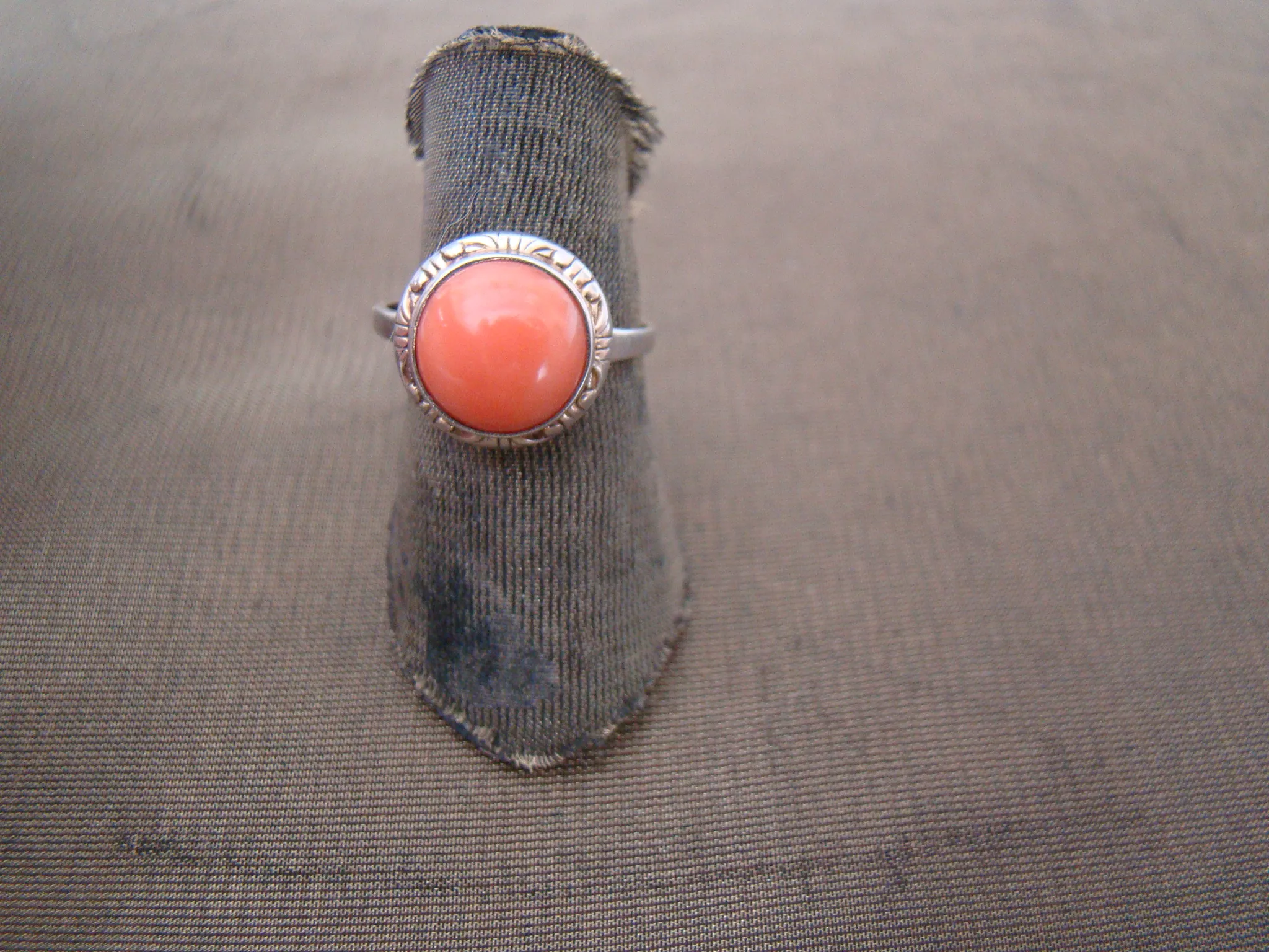 zilveren ring met bolle ronde koraal