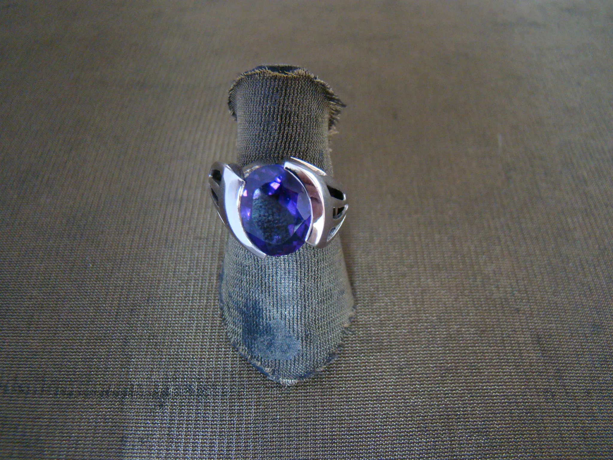 zilveren ring met grote amethist gedraaid gezet