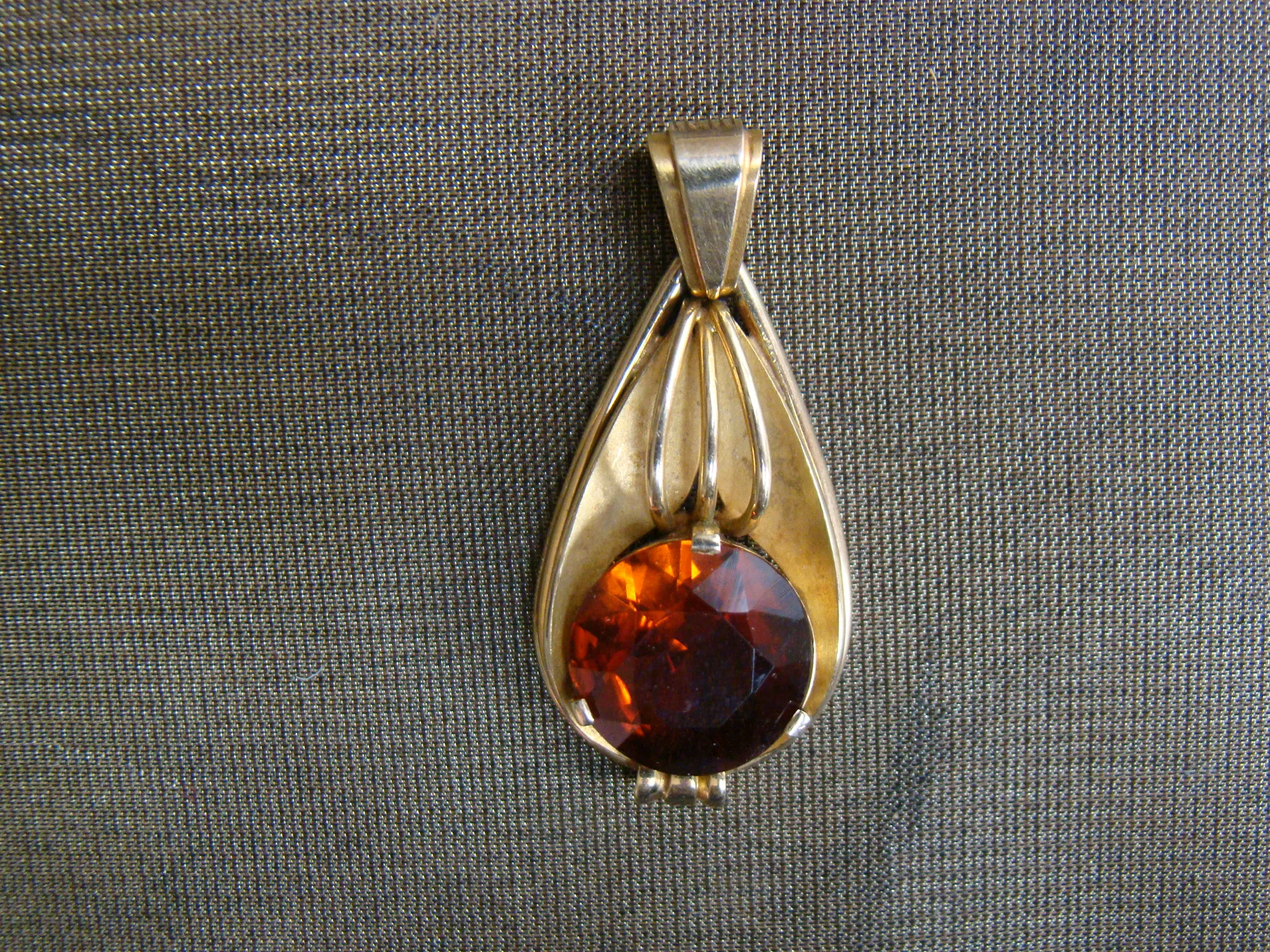 14 kt geel gouden hanger vuuropaal