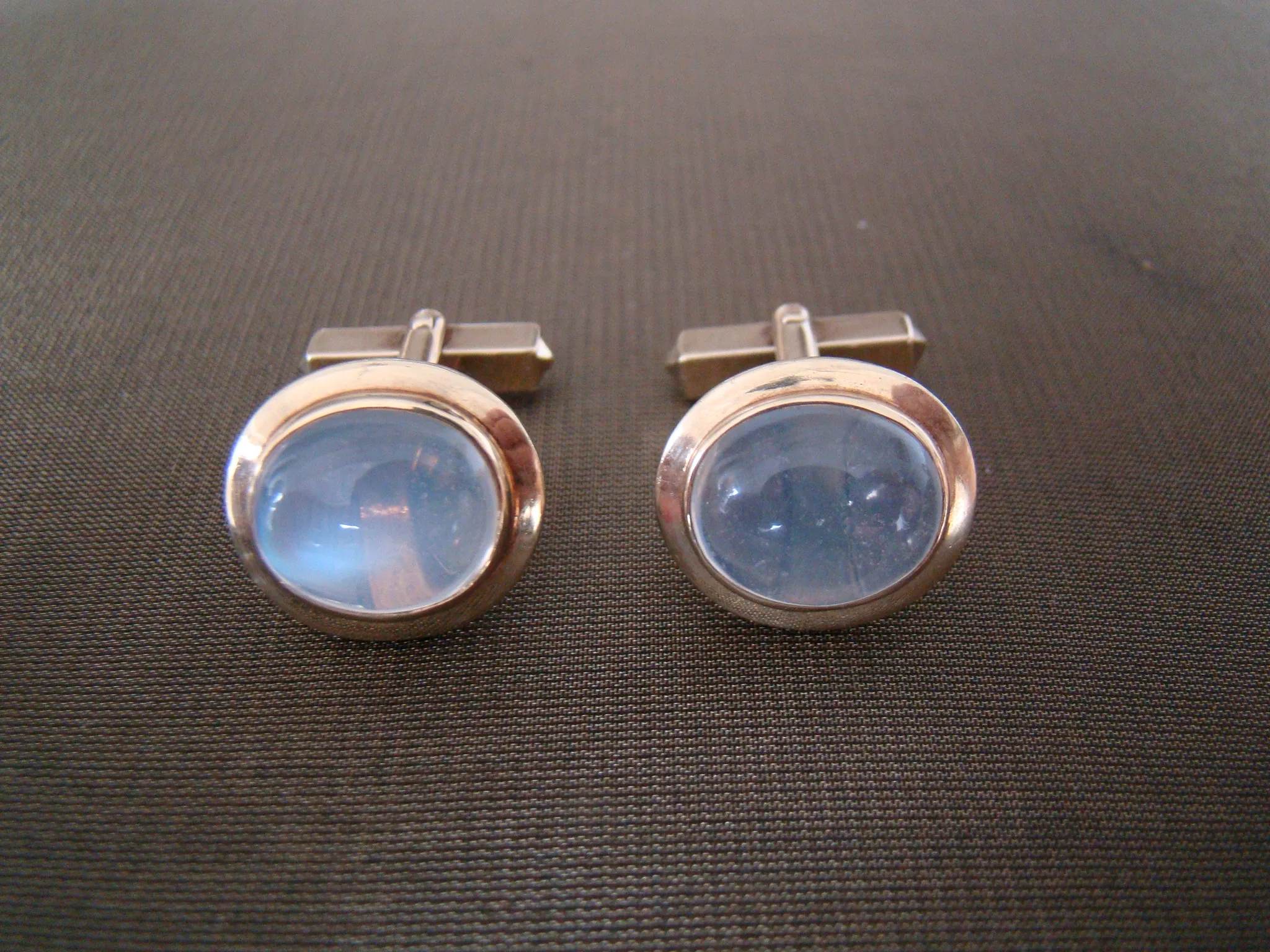 14 kt geel gouden manchetknopen met ovale maansteen