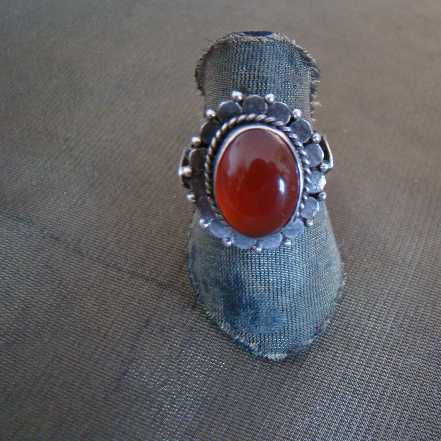 zilveren ring met grote ovale barnsteen