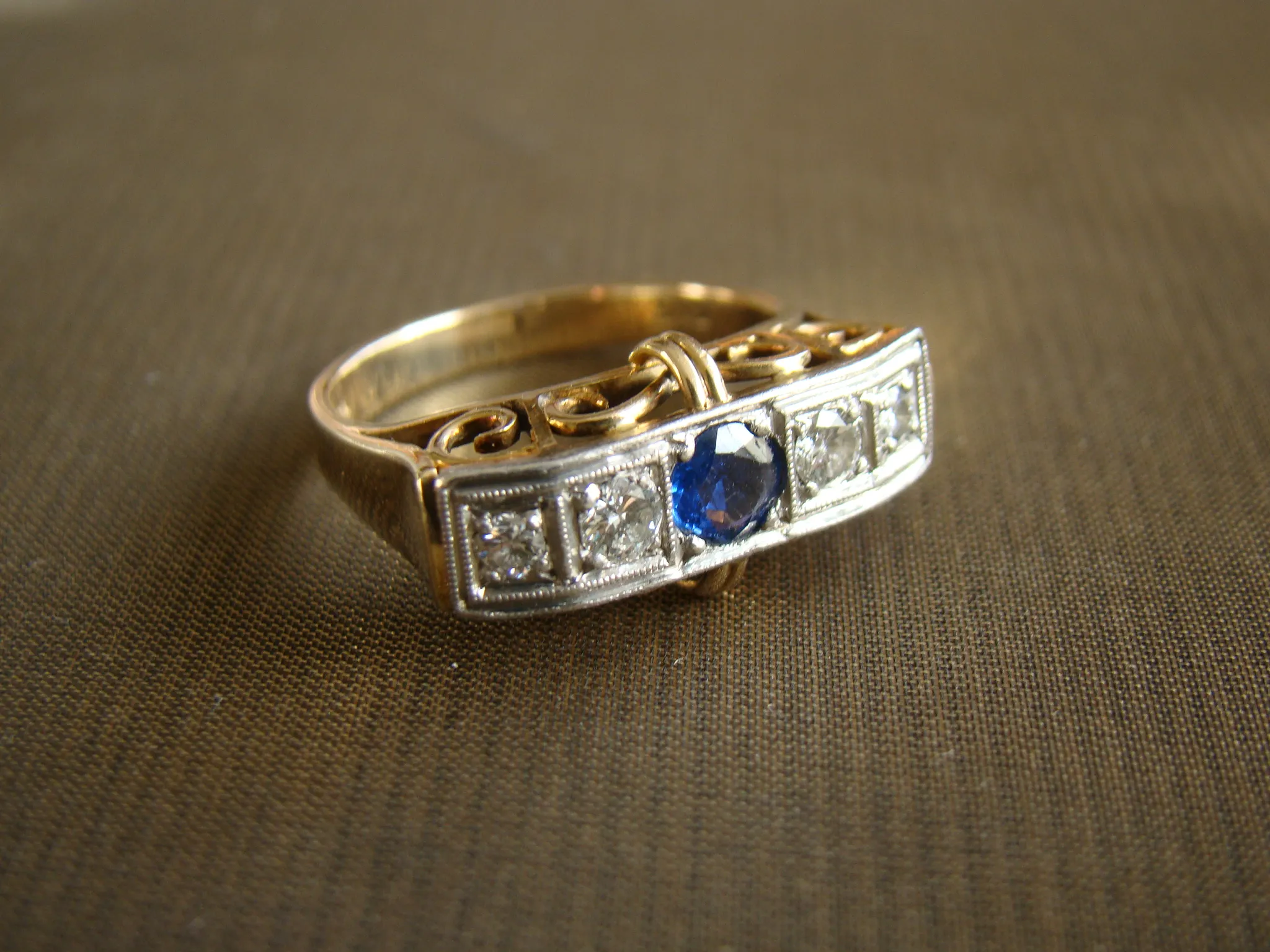 14 kt bicolor gouden antieke ring rij met saffier en ca. 0,24 diamant maat 18