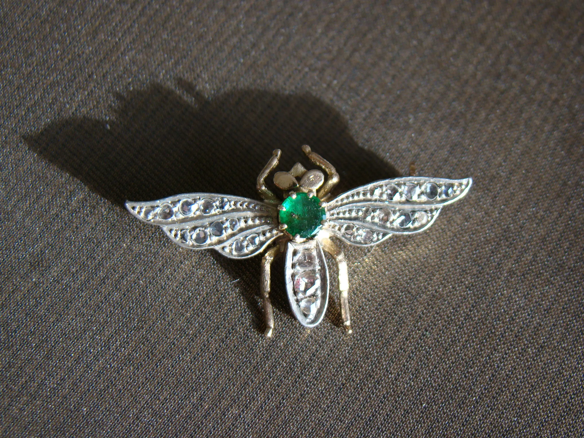 14 kt geel gouden met zilver antieke broche vorm bij met smaragd roosdiamant