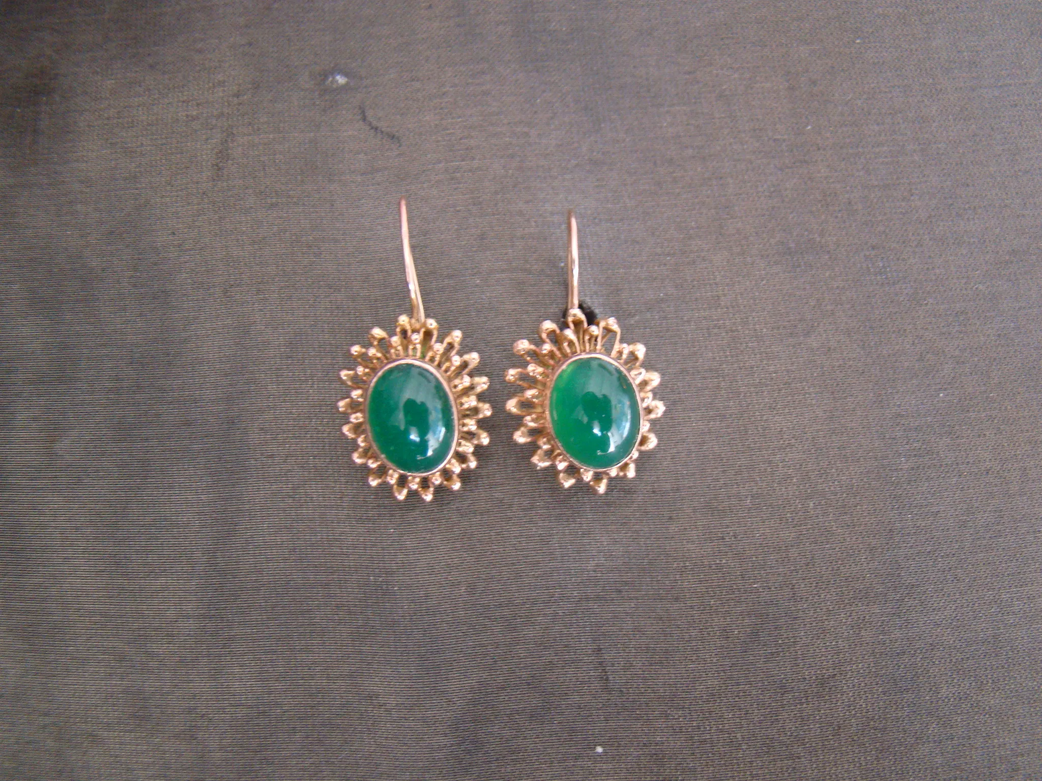 14 kt geel gouden oorhaakjes met groene glassteen