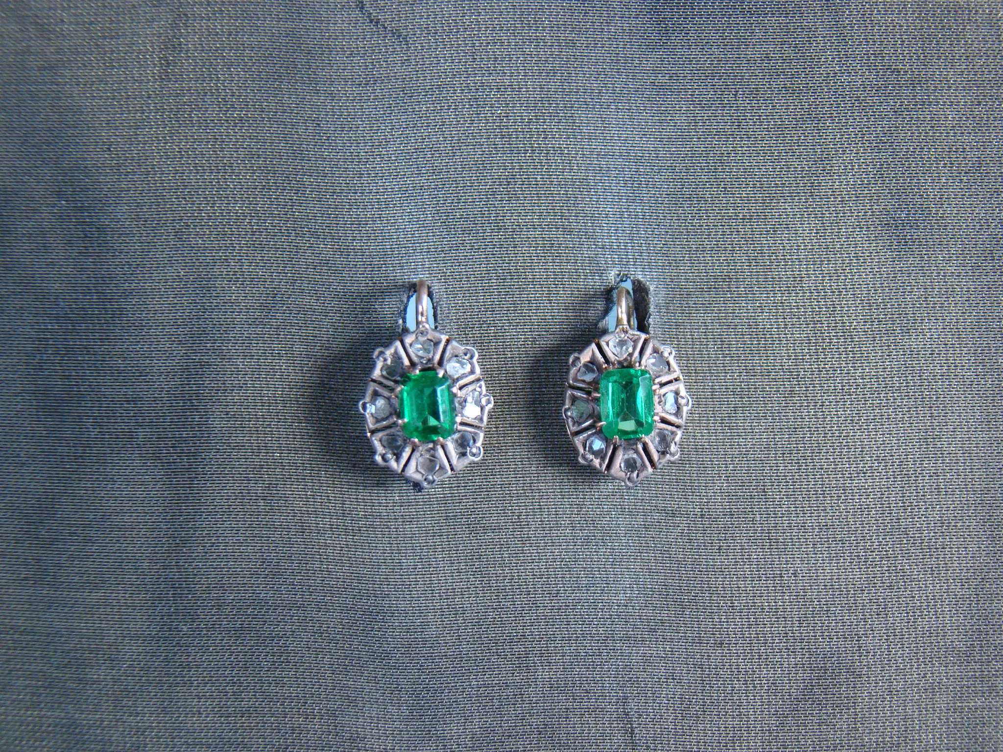 14 kt rood gouden met zilver antieke oorbellen groene steen en roosdiamanten