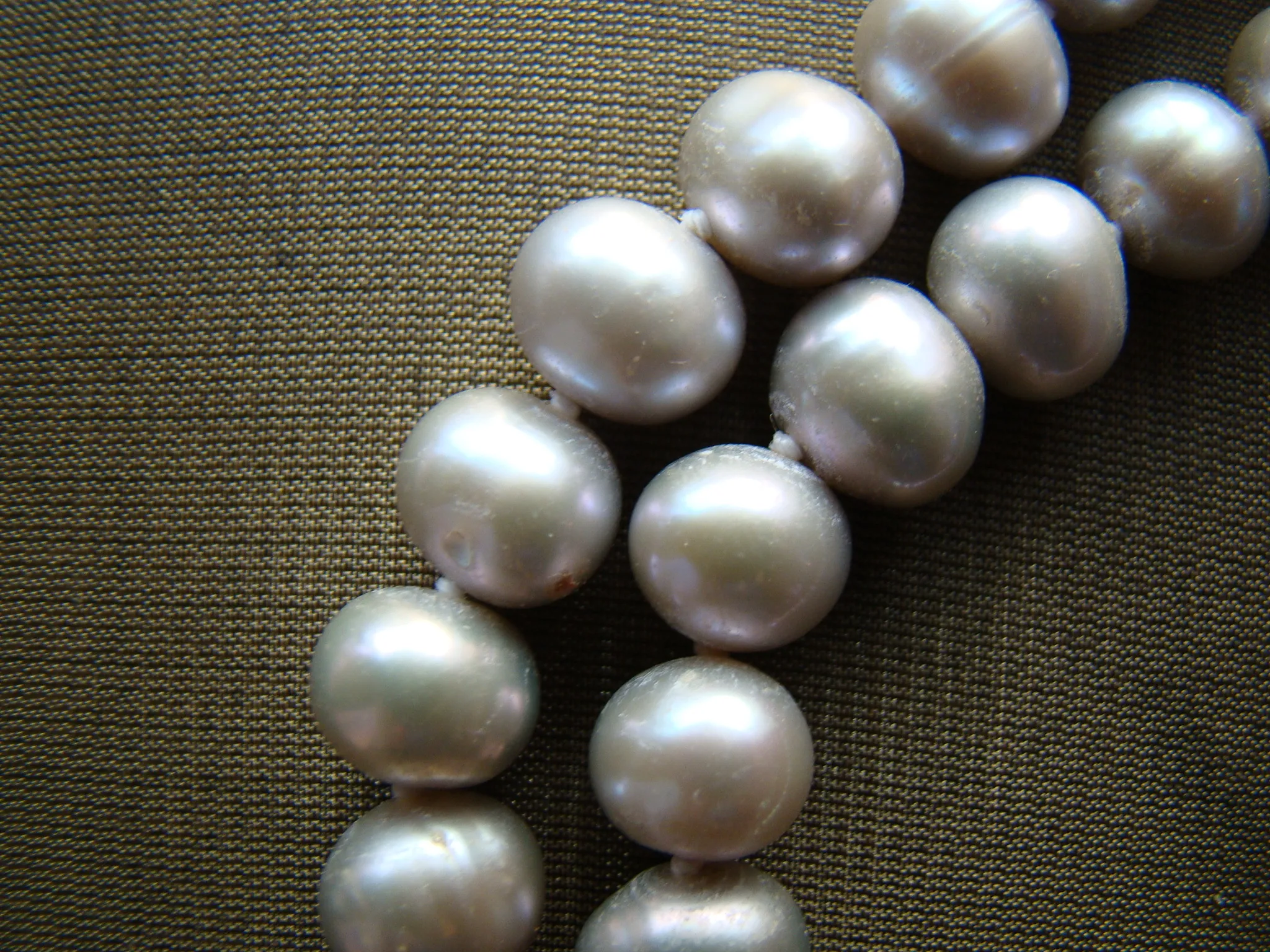 lichtgrijze parelketting 14 kt wit gouden sluiting 9,5 mm breed 45,5 cm lang