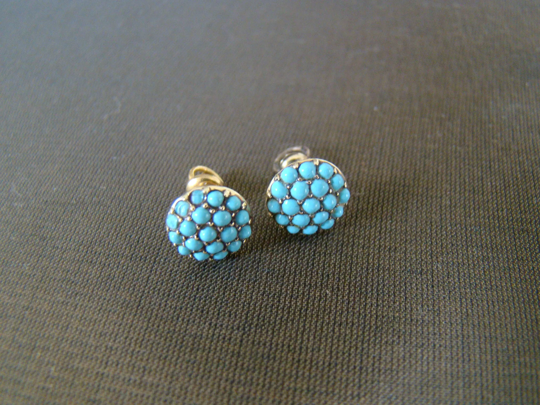 14 kt geel gouden oorstekers turkoisjes rond