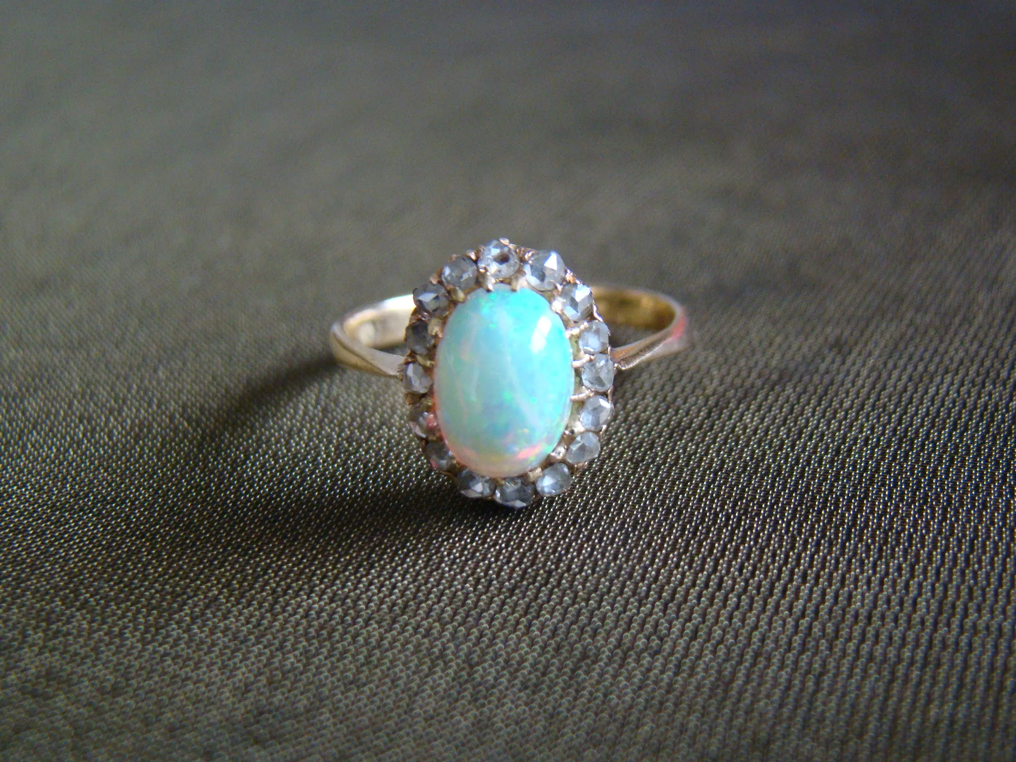 18 kt antieke geel gouden ring opaal 16 roosdiamantjes ca 0,16 ct maat 17,5