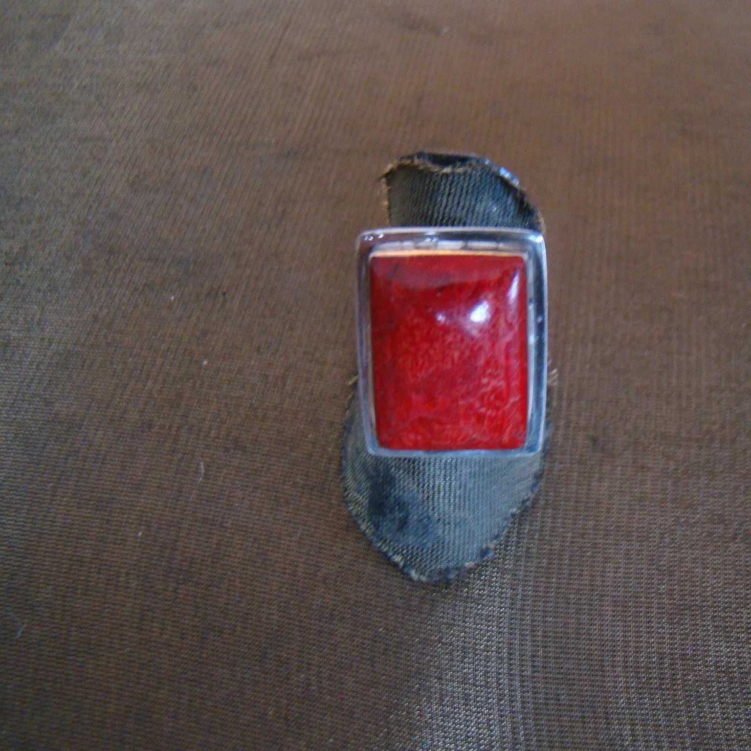 zilveren ring met grote rechthoekige rode steen