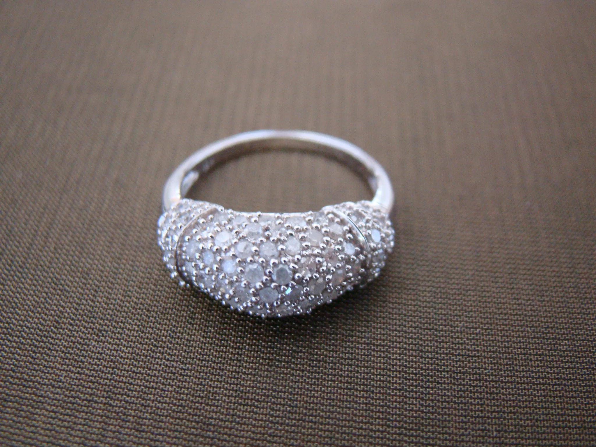 10 kt wit gouden ring met 73 briljanten totaal 1,4 kt