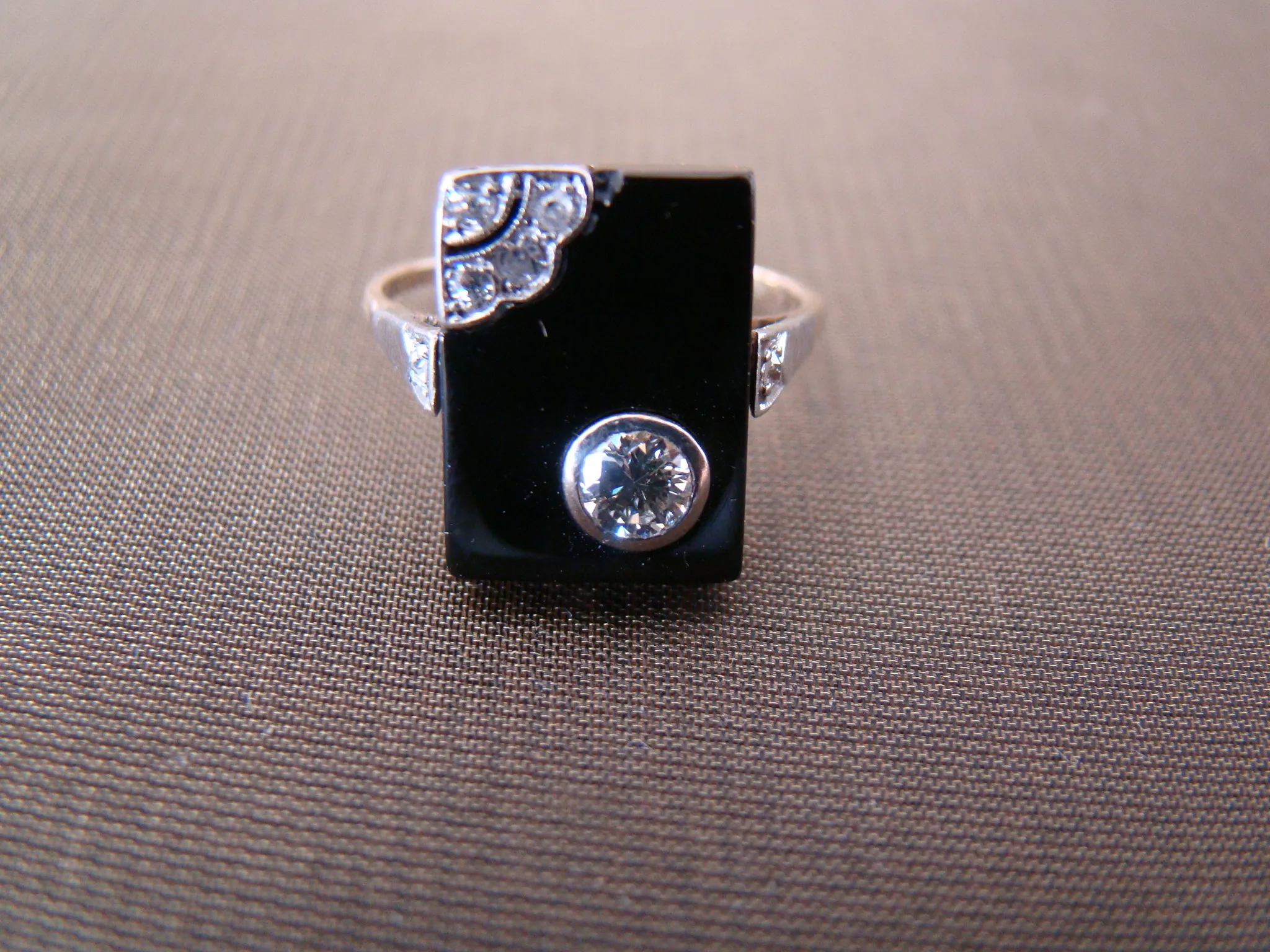 14 kt wit/geel gouden art deco ring onyx plateau en briljant