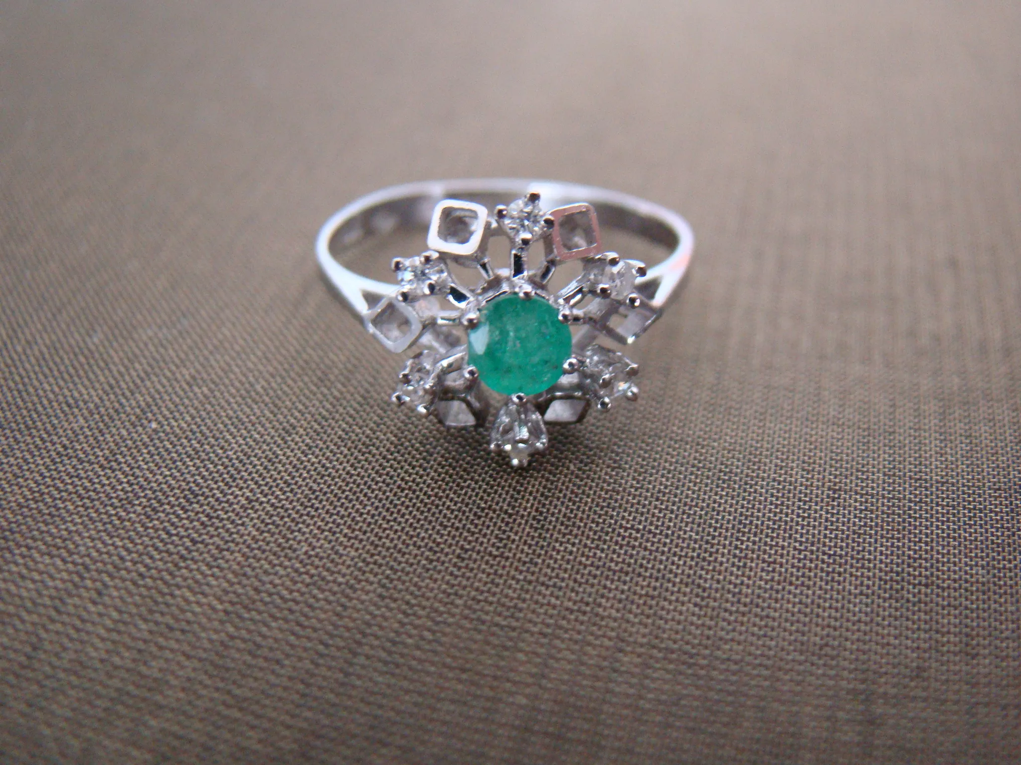 14 kt wit gouden ring smaragd 6x briljant vorm sneeuwvlok