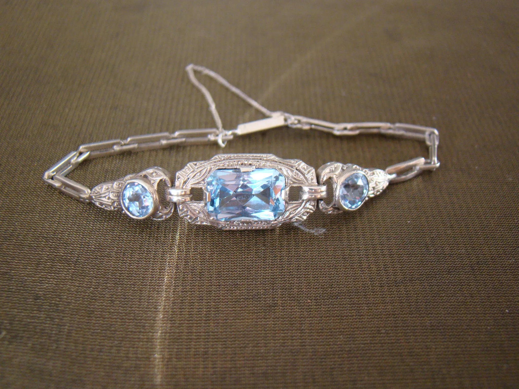 zilveren schakelarmband in verloop 3x blauwe topaas