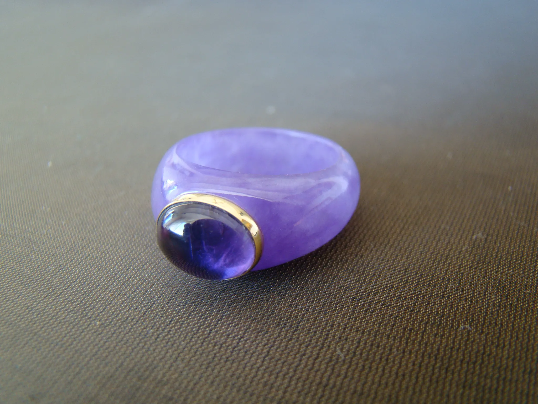 ring van amethist met cabuchon amethist in 14 kt geel goud maat 18