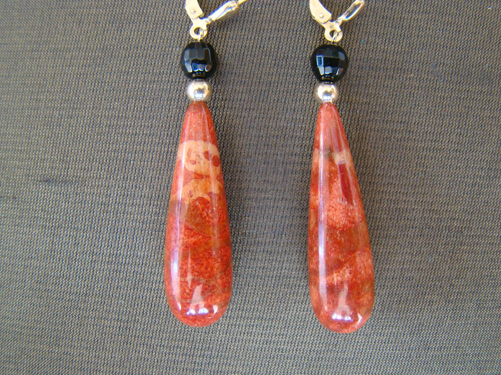 14 kt geel gouden oorhangers jaspis en onyx L 5,3 cm