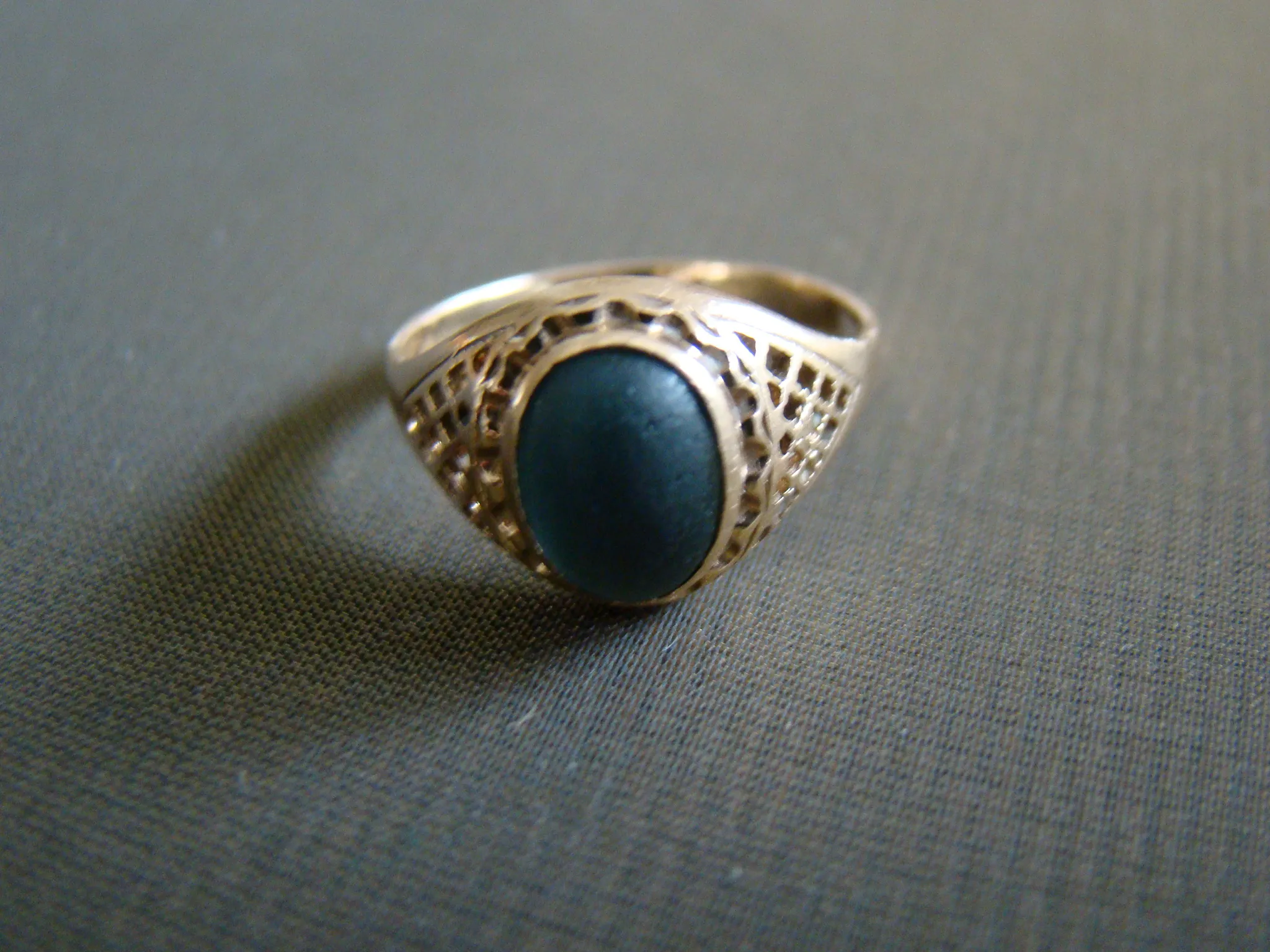 14 kt geel gouden kleine ring jaren 30 zwarte steen