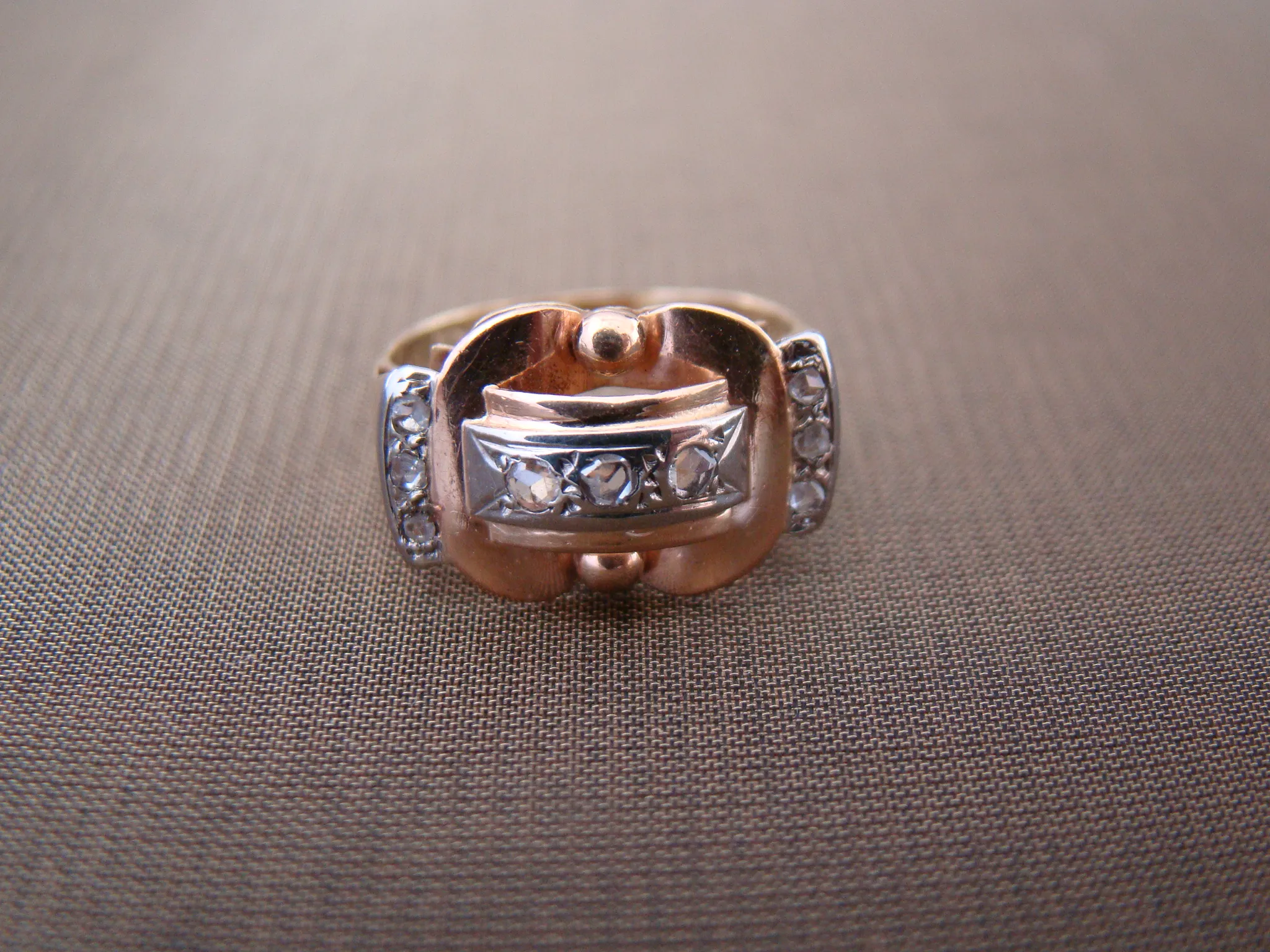 18 kt wit/geel gouden art deco ring met roosdiamantjes