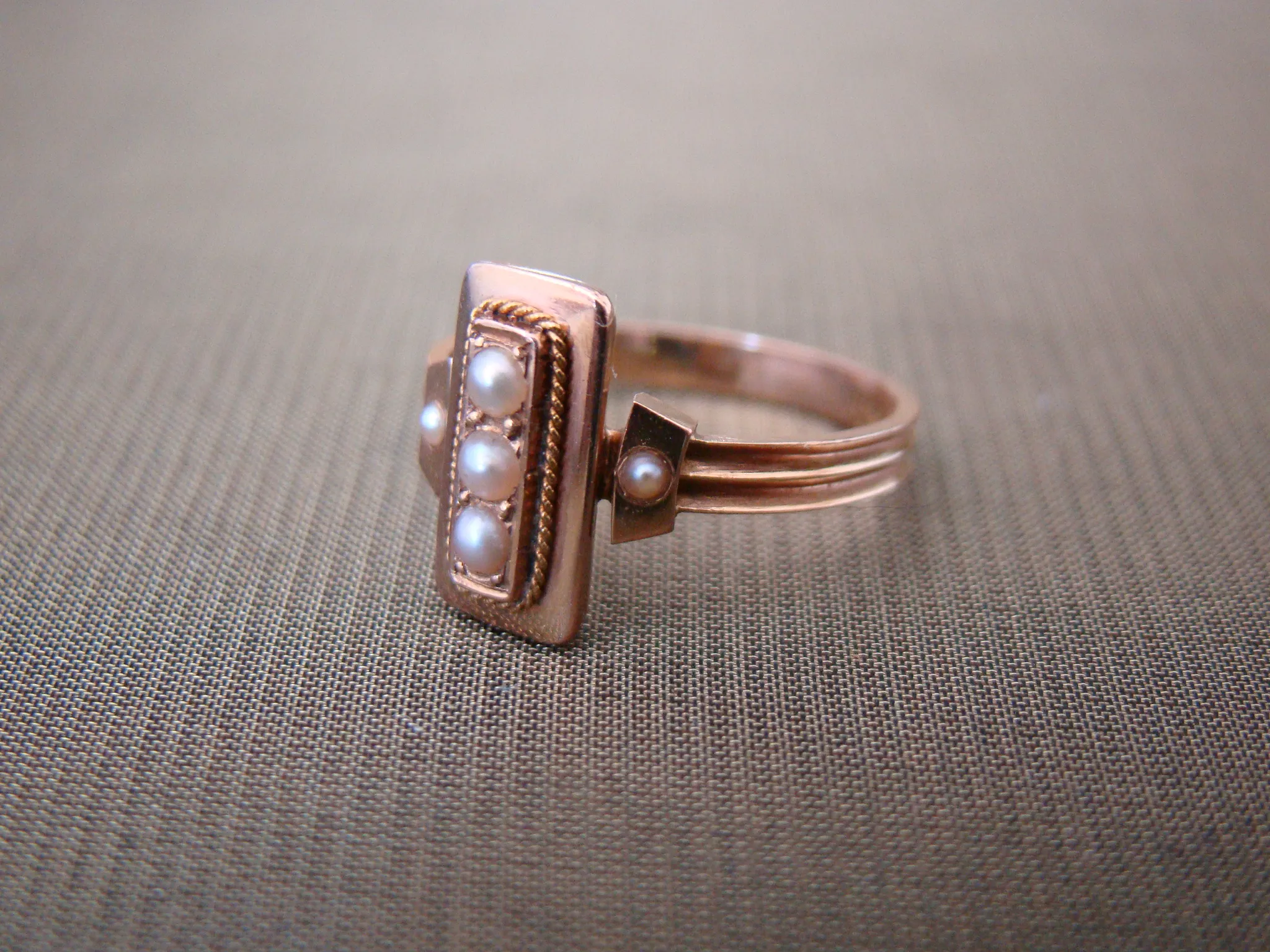 18 kt geel gouden art deco ringetje zaadpareltjes