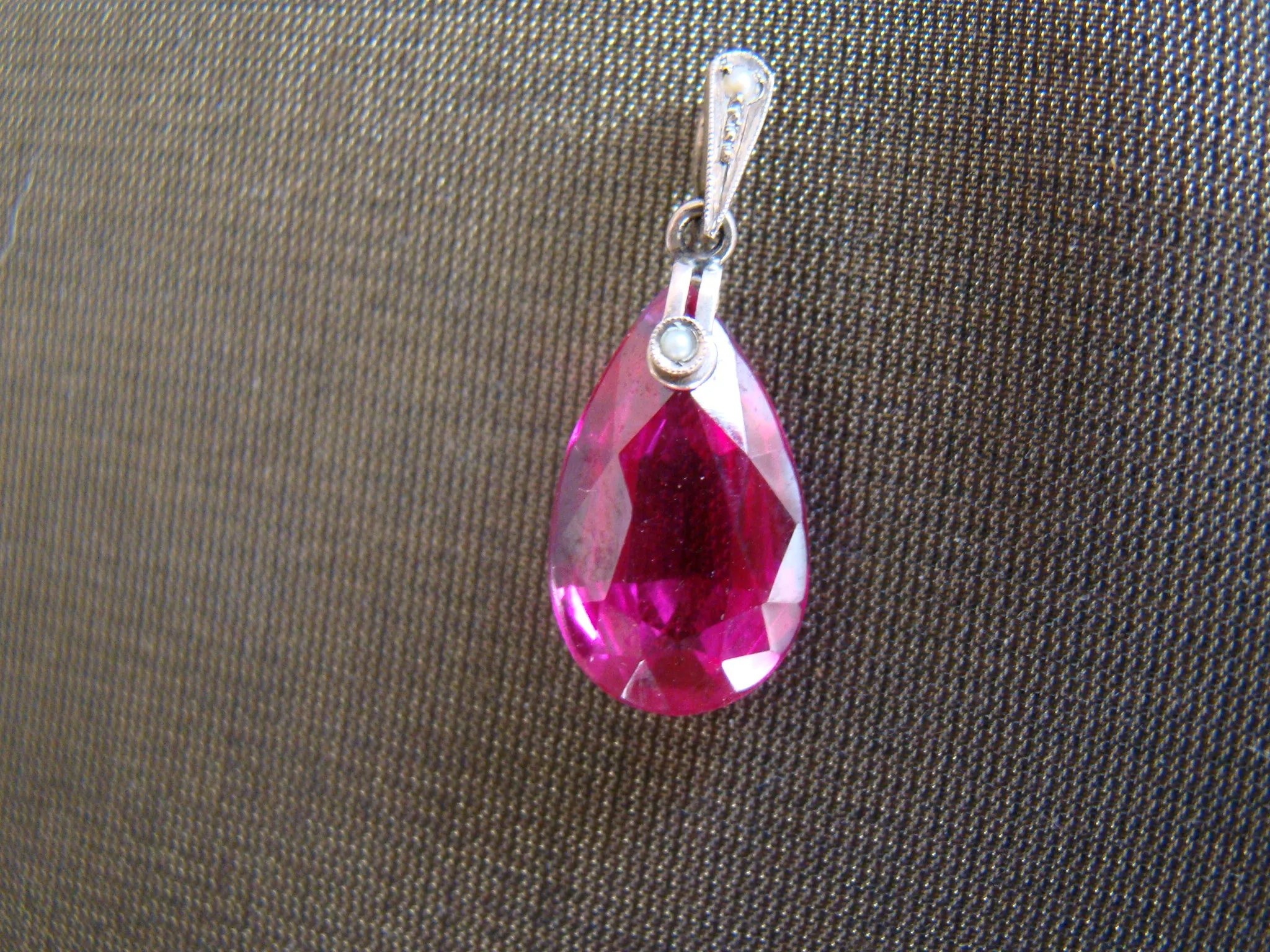 8 kt wit gouden art deco hanger synthetische robijn zaadpareltjes