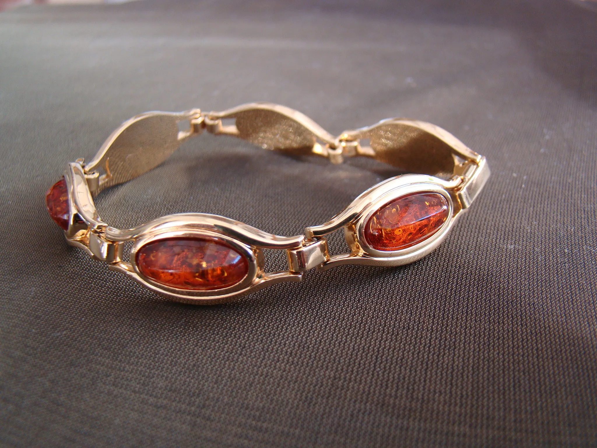 onedel metalen vergulde armband 6x ovale barnsteen L 19 cm