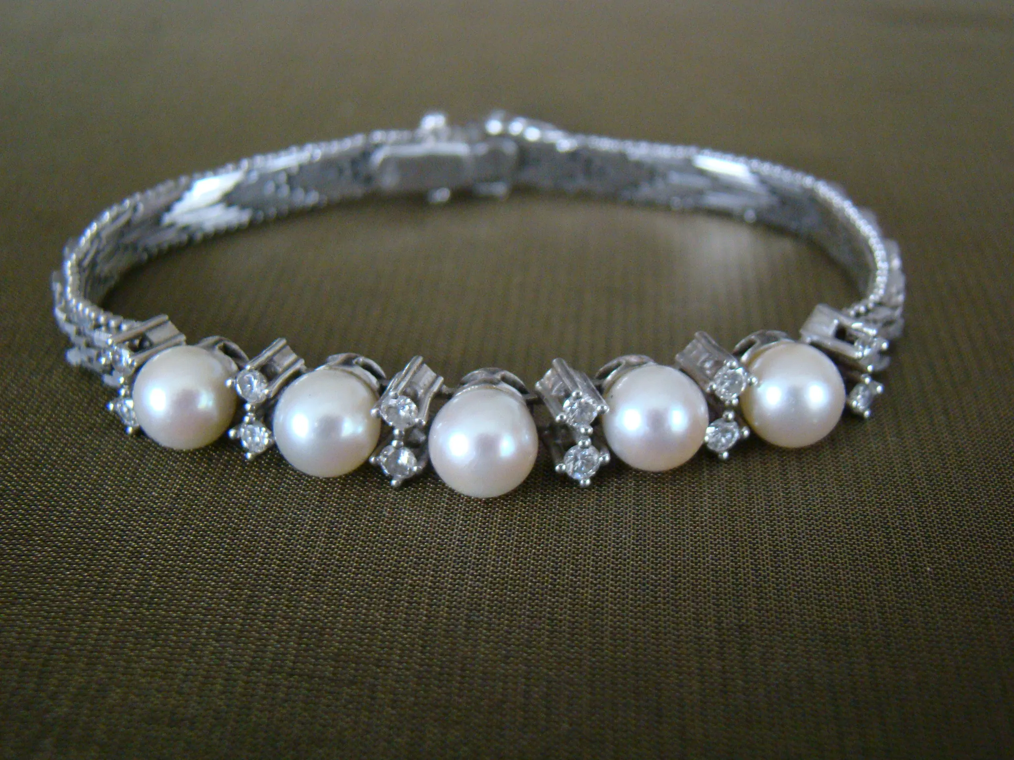 14 kt wit gouden jaren 70 armband parels briljantjes 0,60 ct