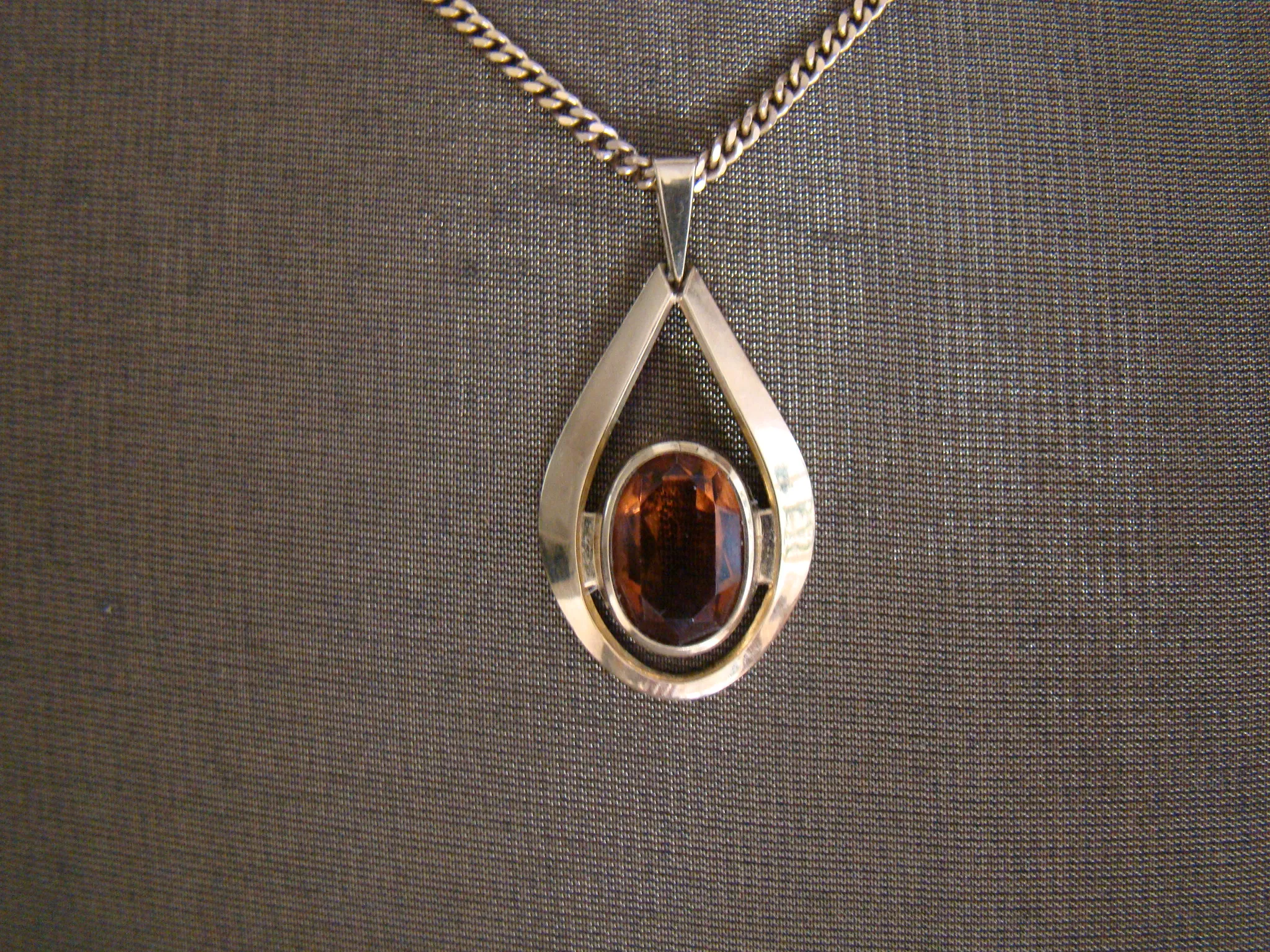 8 kt geel gouden hanger bruine glassteen 8 kt geel gouden stevige ketting gourmetschakel