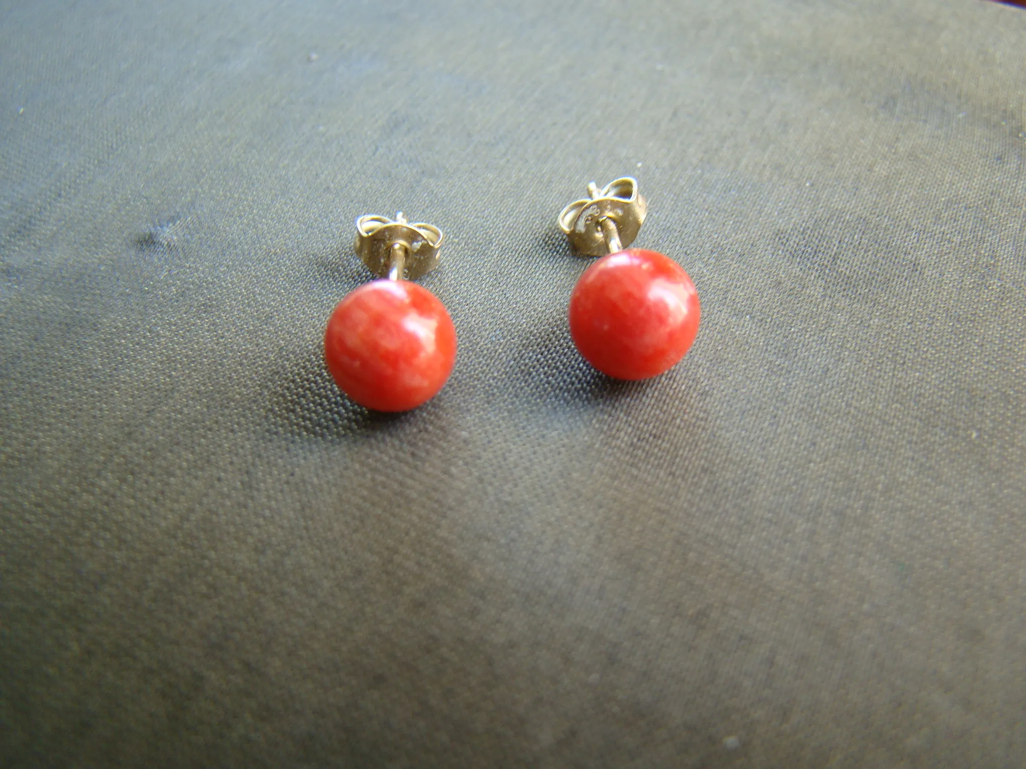 8 kt geel gouden oorstekers koraal