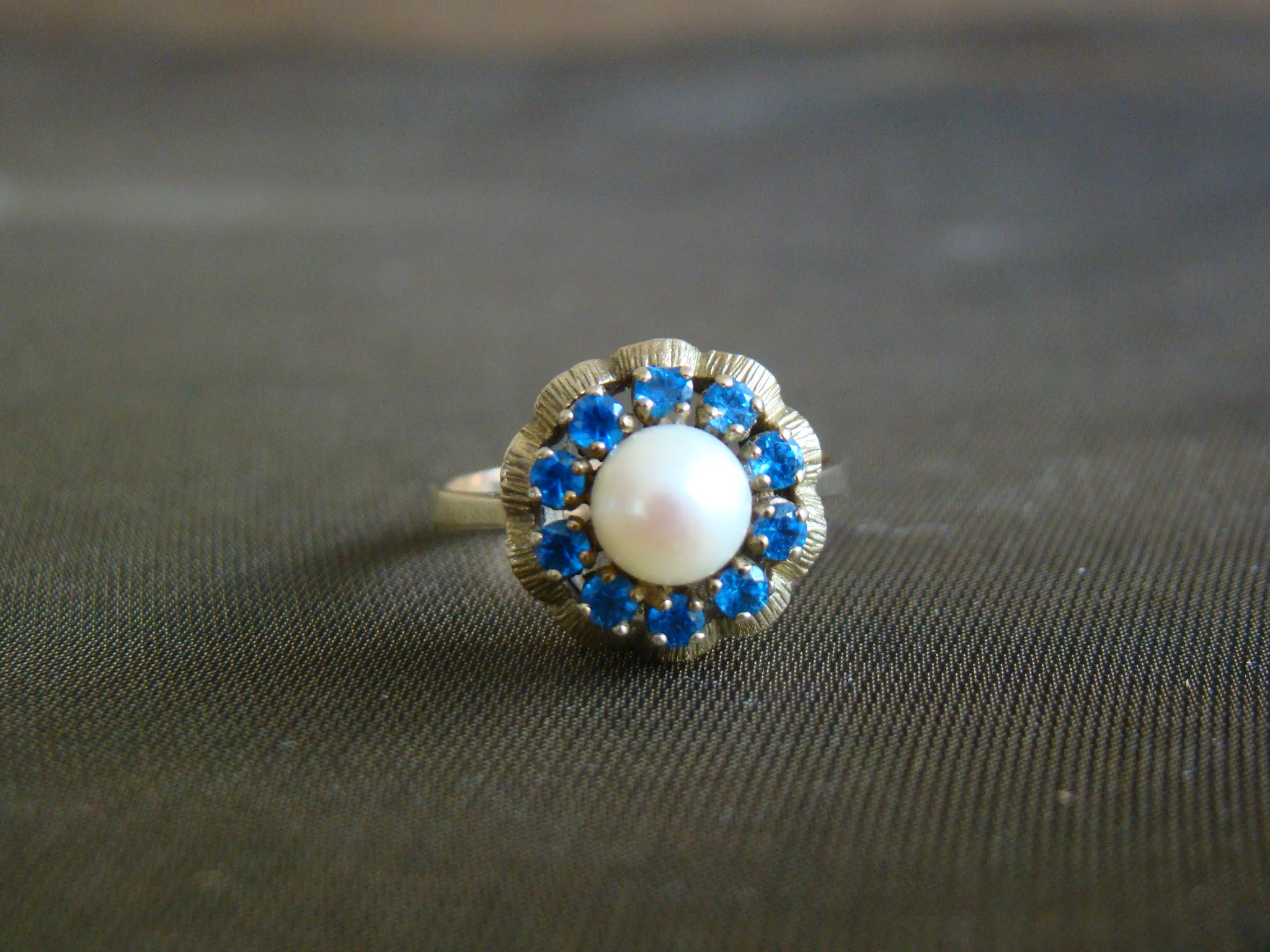 8 kt geel gouden ring parel saffiertjes maat 18,25