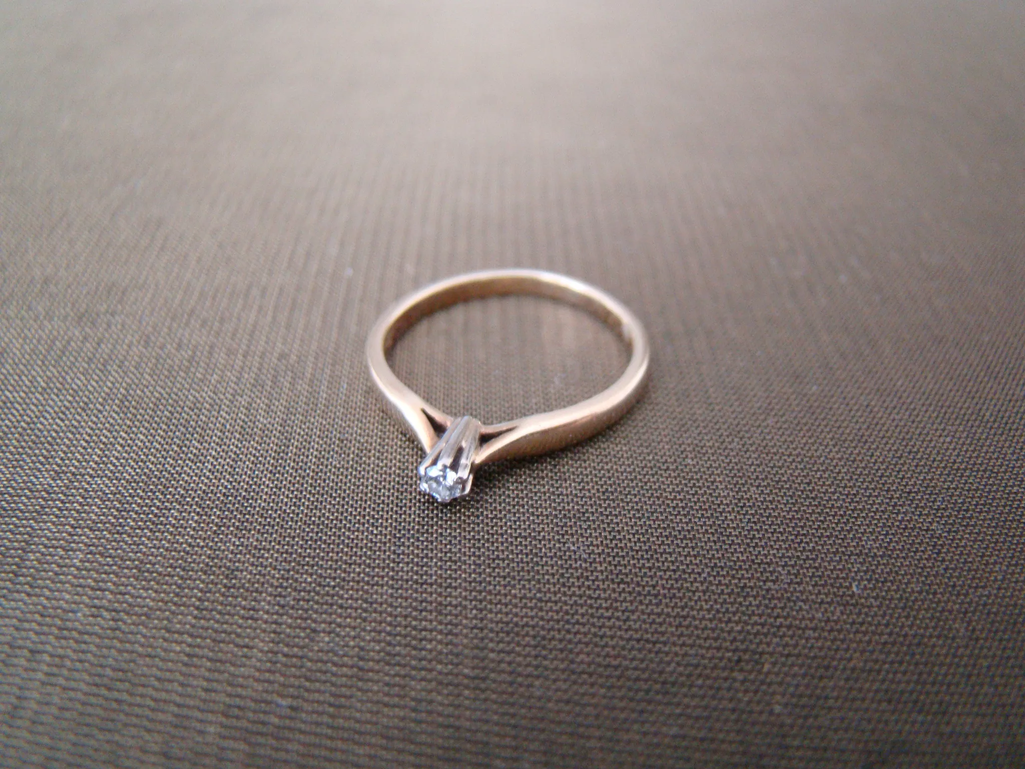 14 kt geel gouden ring met briljantje van ca 0,10 ct