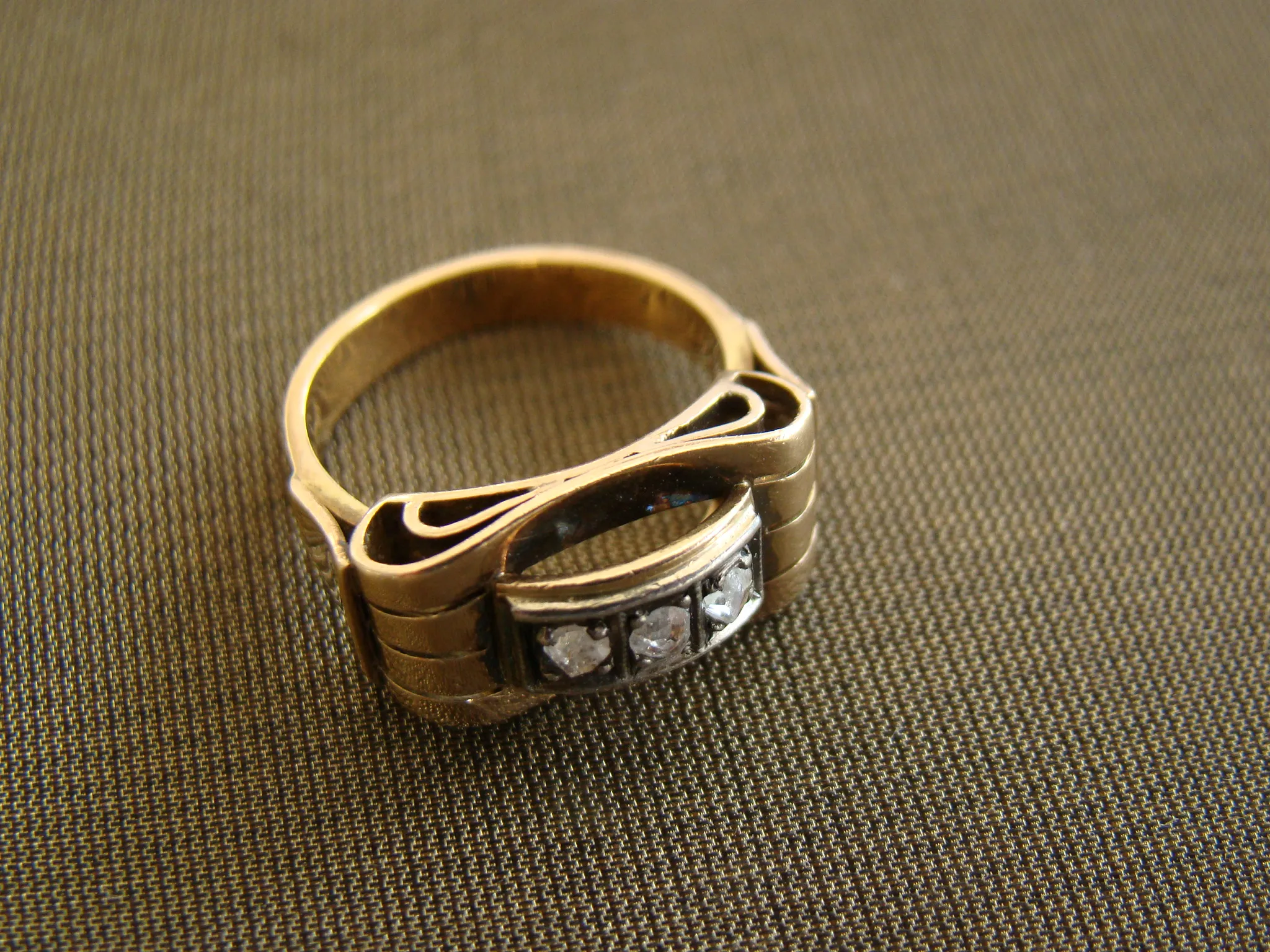 14kt wit/geel gouden art deco ring met 3 roosdiamant