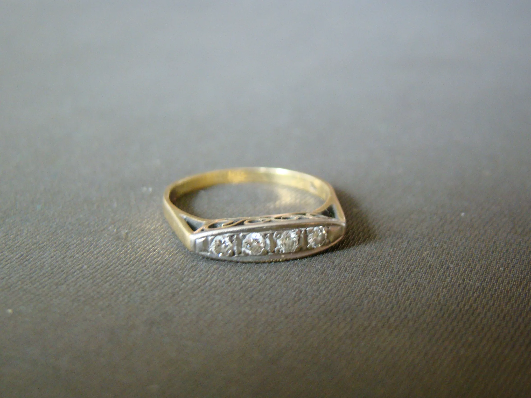 14 kt wit / geel gouden art deco ring 4 briljantjes op een rij maat 17,25