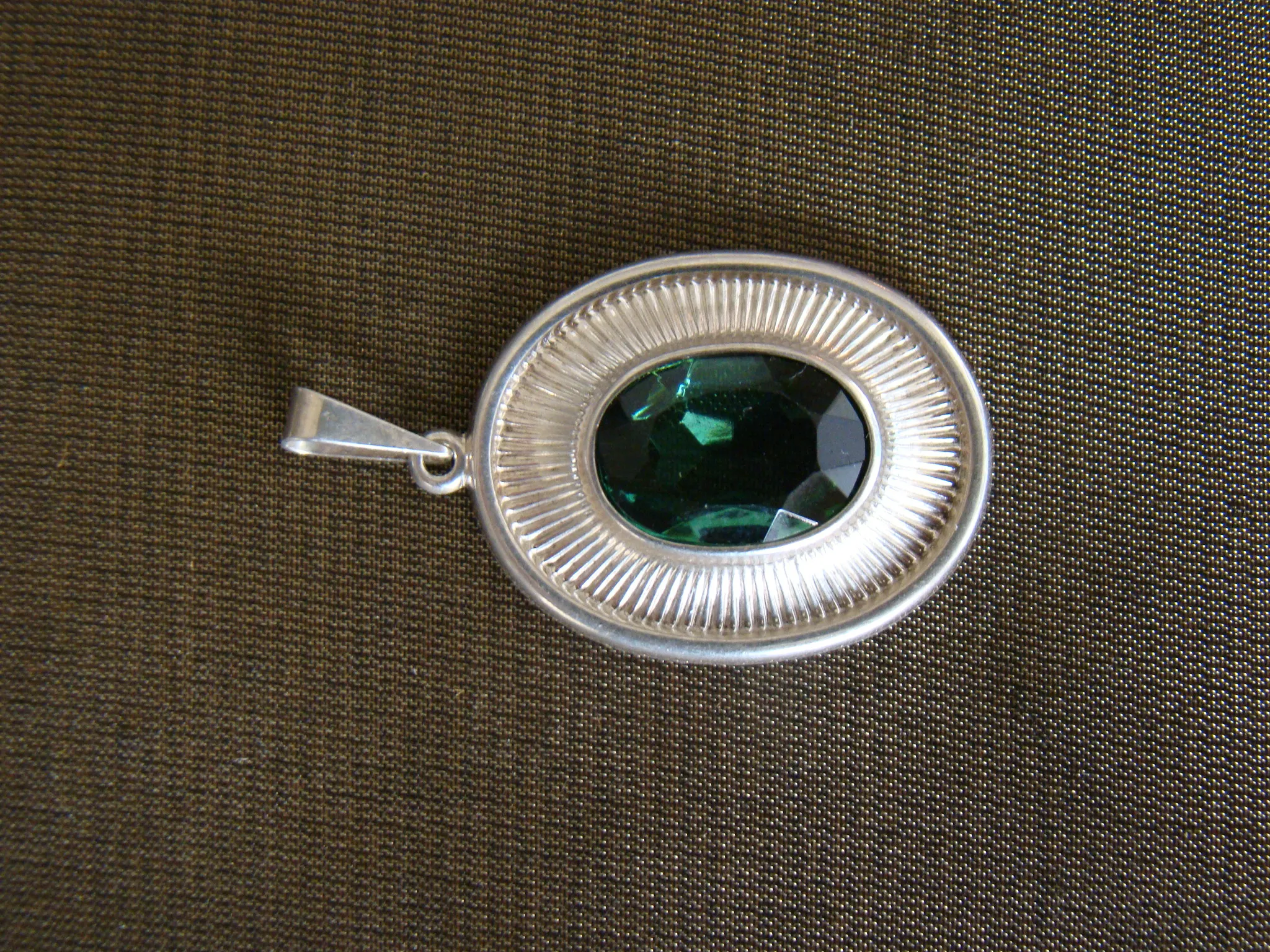 antieke zilveren hanger ovale groene steen
