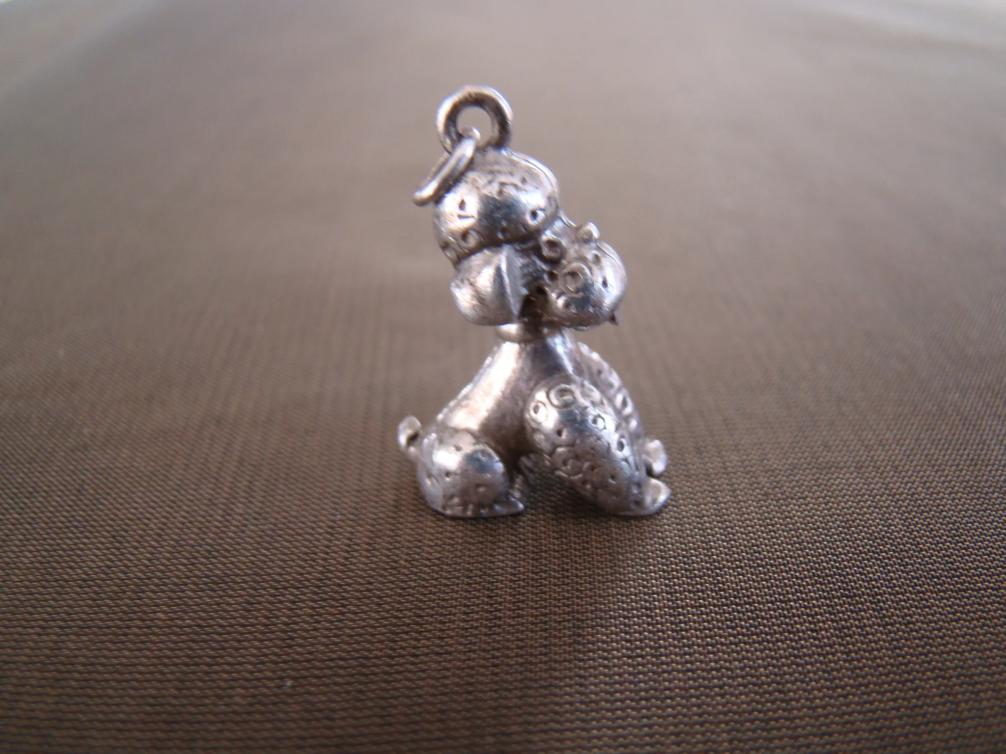 antieke zilveren hanger poedel