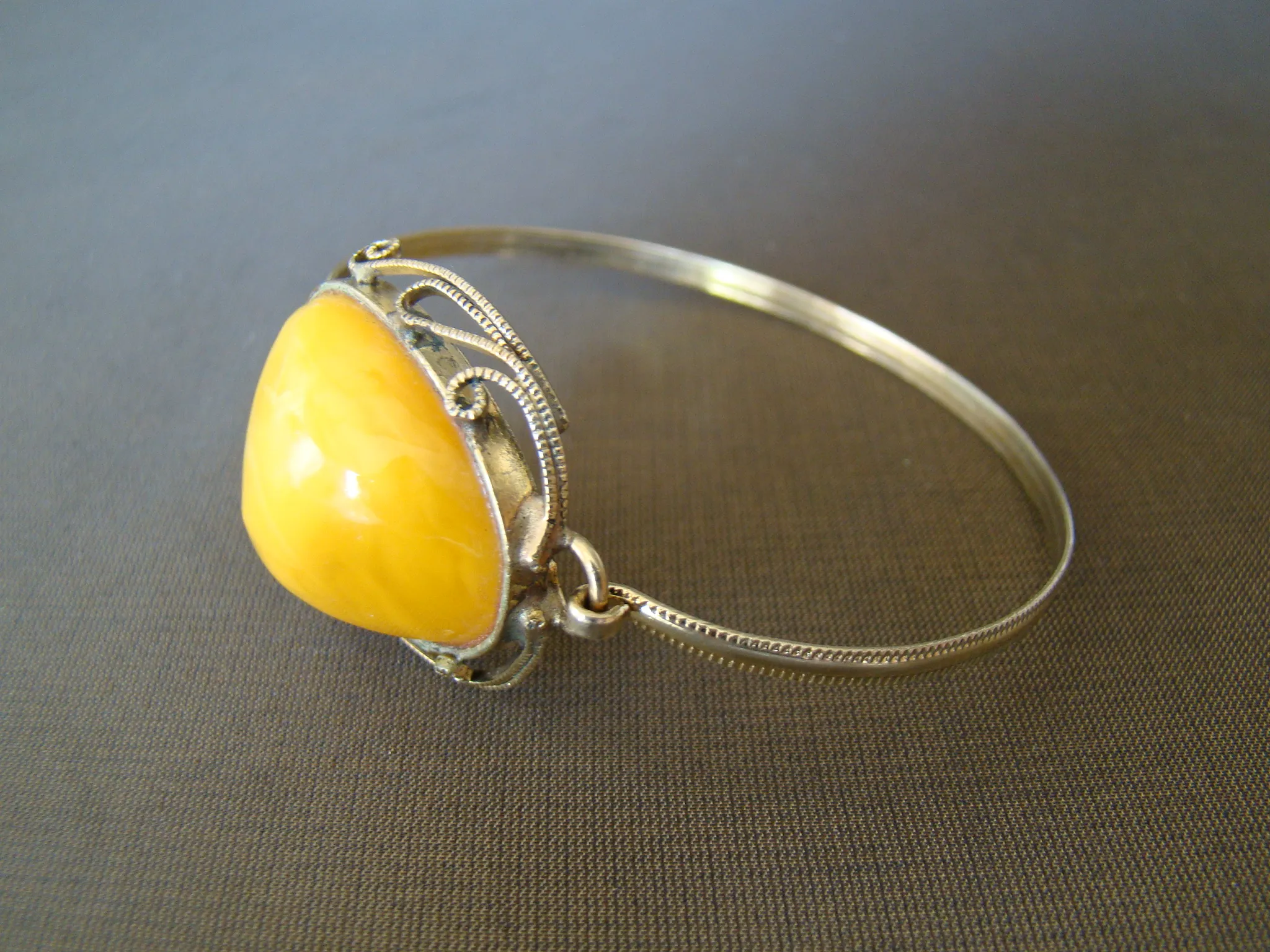 koper of verkoperde armspang grote honing barnsteen